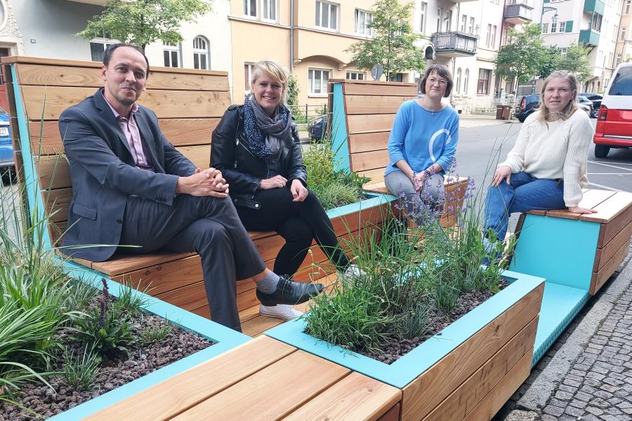 Einweihung der Parklets in der Sophienstraße mit Bürgermeister Christian Gerlitz, Cornelia Förster vom Ortsteilrat Zentrum, Ulrike Zimmermann vom Fachdienst Mobilität und Anwohnerin Nancy Droese