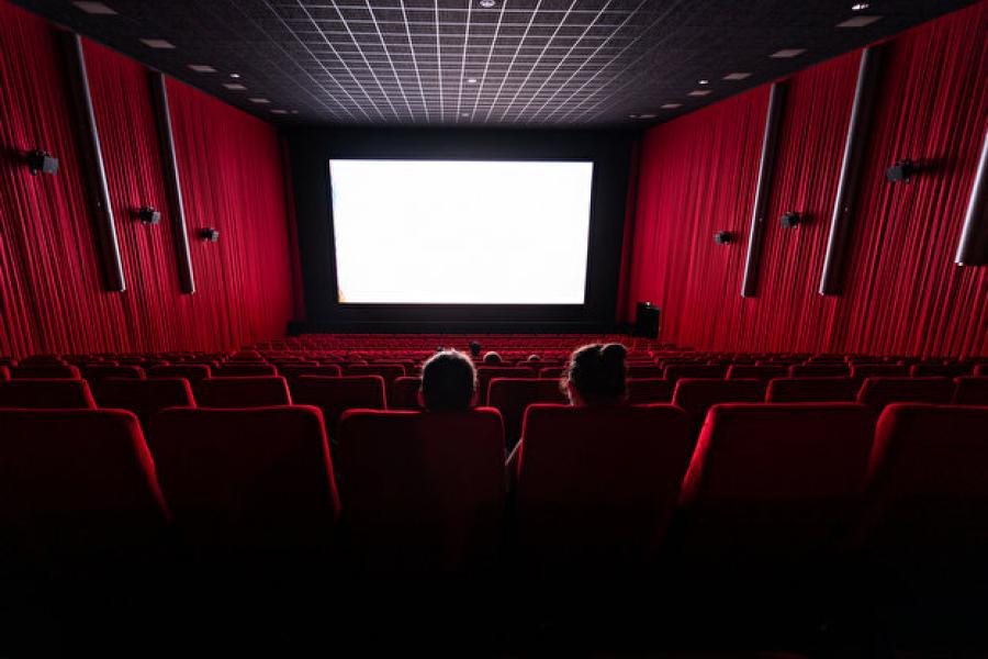 Kinosaal und Leinwand