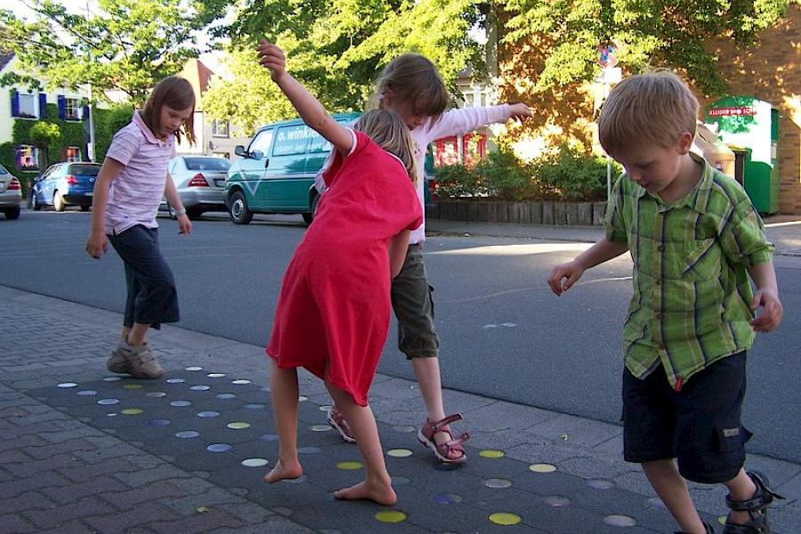 Kinder aus Griesheim in einem bespielbaren Bereich der Stadt