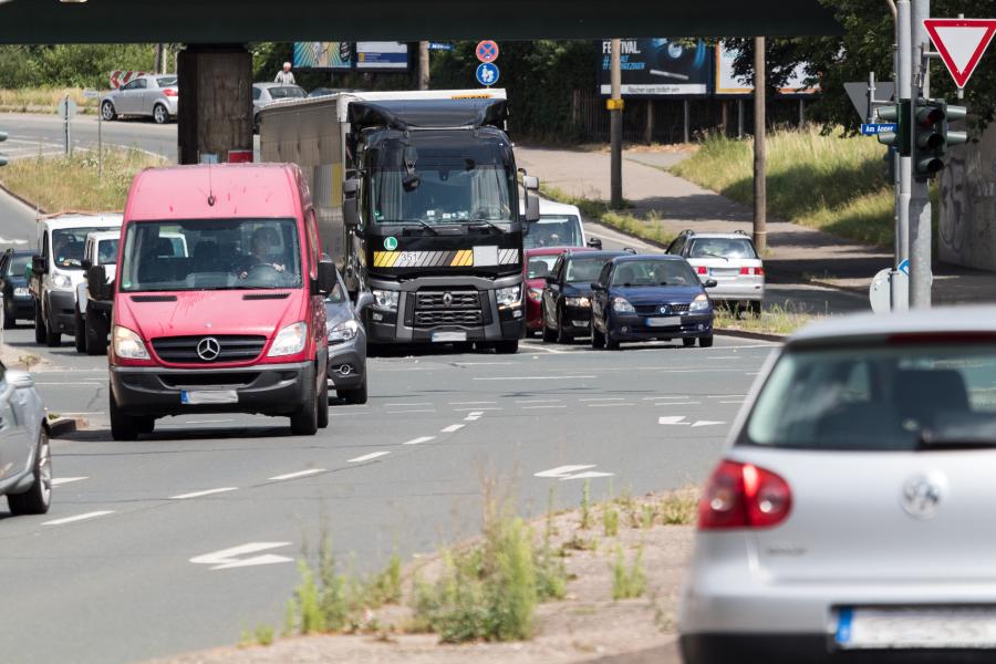 Stehender oder fließender Verkehr durch die Innenstadt von Jena