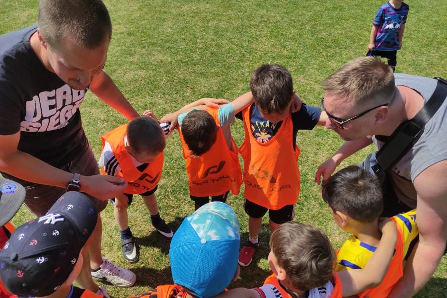 Kinder und Erwachsenen auf einem Fußballfeld