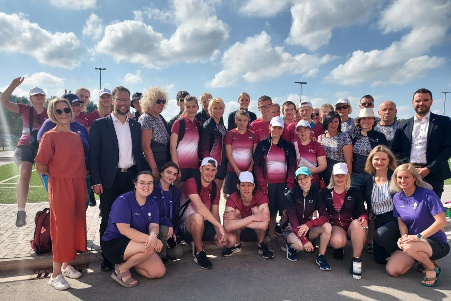 Die lettische Special Olympics Delegation zusammen mit OB Thomas Nitzsche, Sportdezernent Benjamin Koppe (rechts), Sportbeauftragte Vanessa Baum (2.v.r.) und Beate Wachenbrunner, Werkleiterin Kommunale Immobilien Jena (3.v.r.)