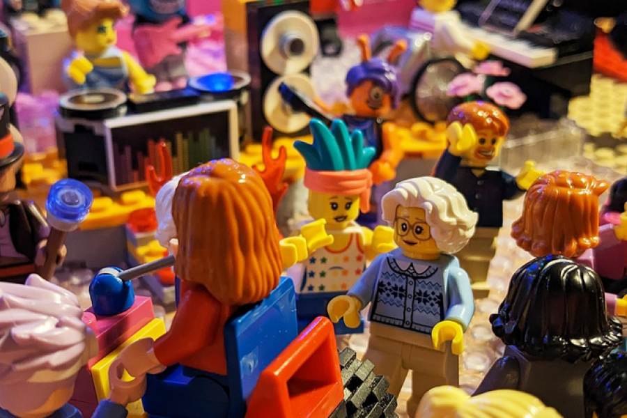 Darstellung einer inklusiven Veranstaltung mit Hilfe von Legofiguren