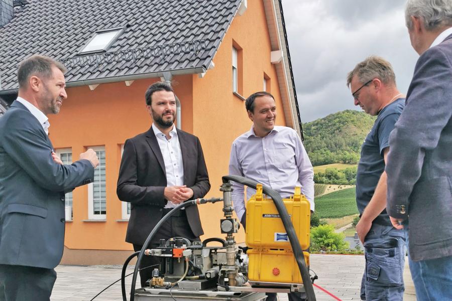 Fünf Männer im Austausch