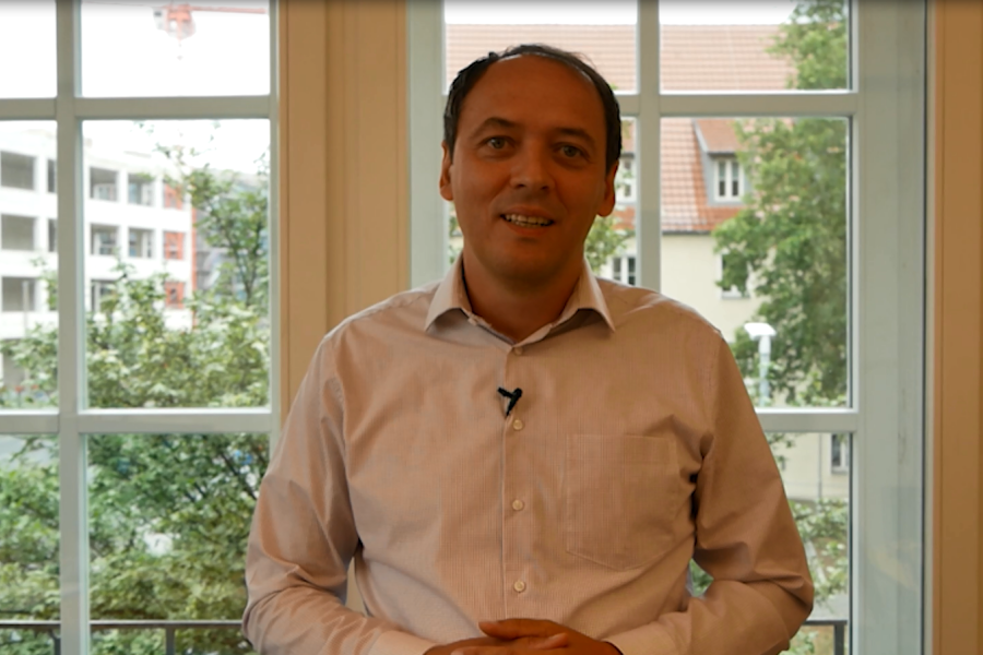 Bürgermeister Christian Gerlitz spricht in die Kamera