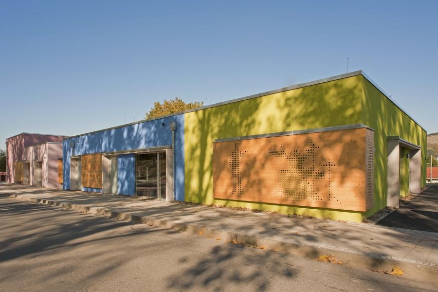 Ein Flachbau in einer Neubausiedlung