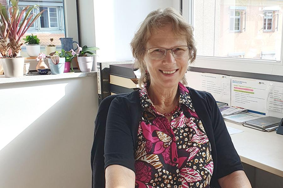 Eine Frau lächelt in die Kamera