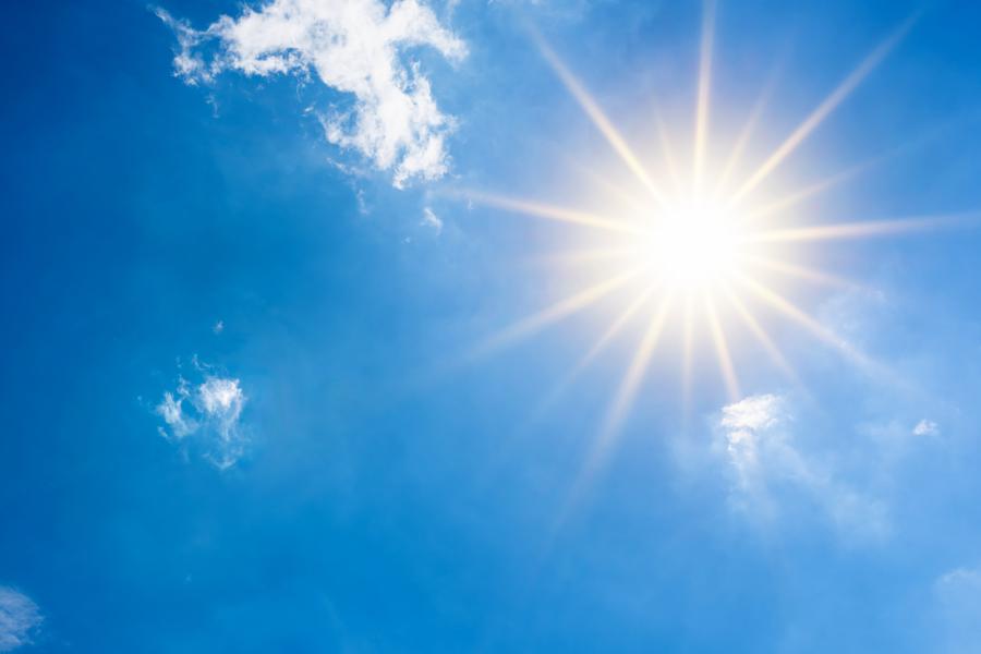 Scheinende Sonne am Himmel