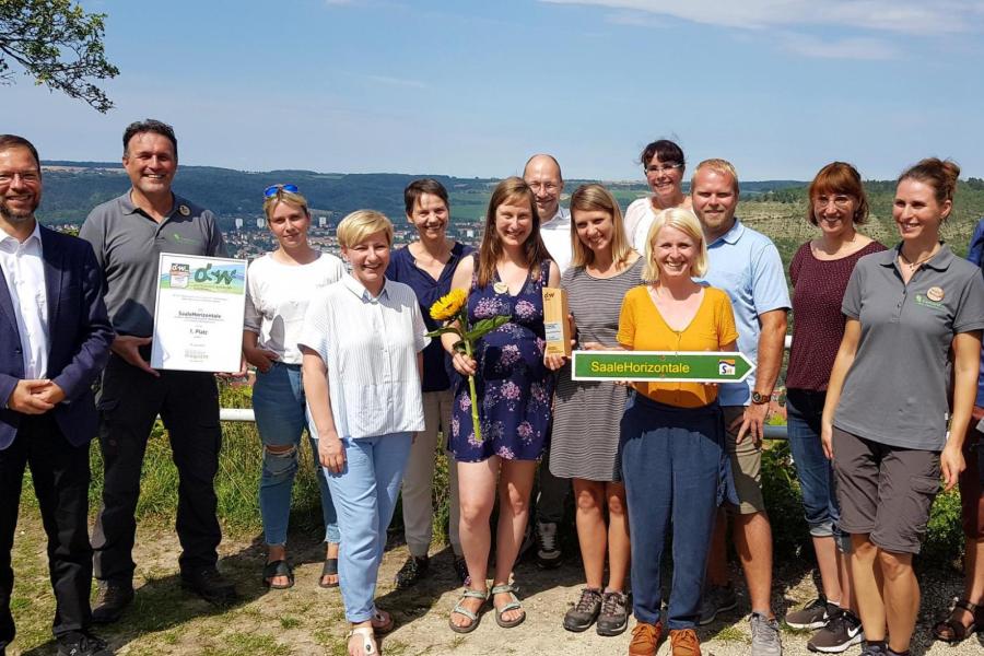 Vertreter der Stadt Jena mit der Urkunde für den ersten Preis für die SaaleHorizontale.
