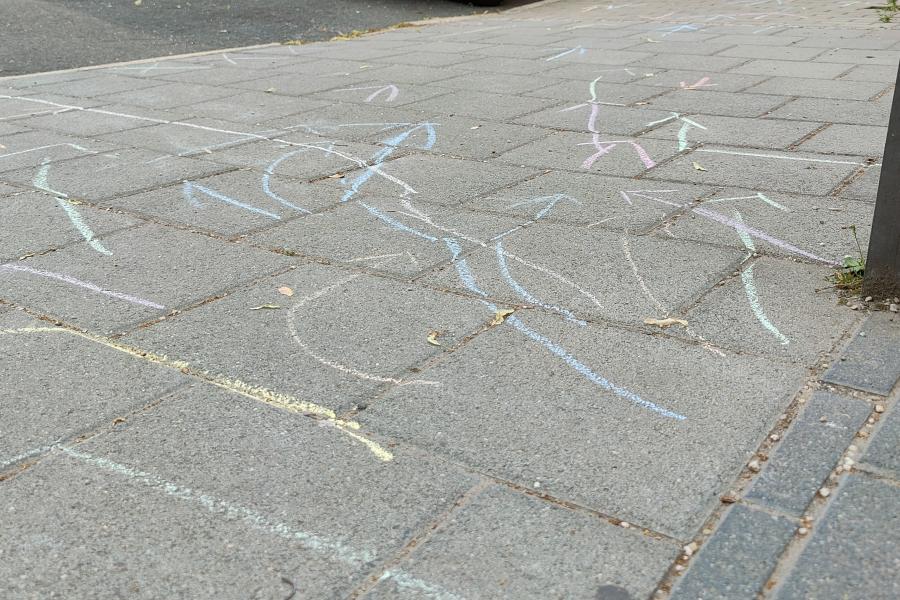 Kreidezeichnung auf Gehweg