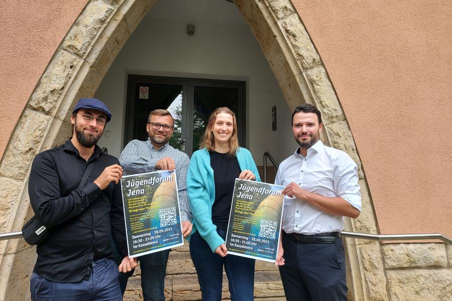 Machen Werbung für das erste Jugendforum in Jena (v.l.n.r.): Ludwig Hettmann (Straßensozialarbeit bei drudel 11 e.V.), Christian Keppler (Sachbearbeiter Jugendarbeit bei der Stadt Jena), Inga Riedel (Leiterin des Jugendbildungszentrums polaris) und Sicherheitsdezernent Benjamin Koppe