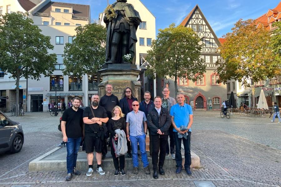 Menschen vor einem Denkmal
