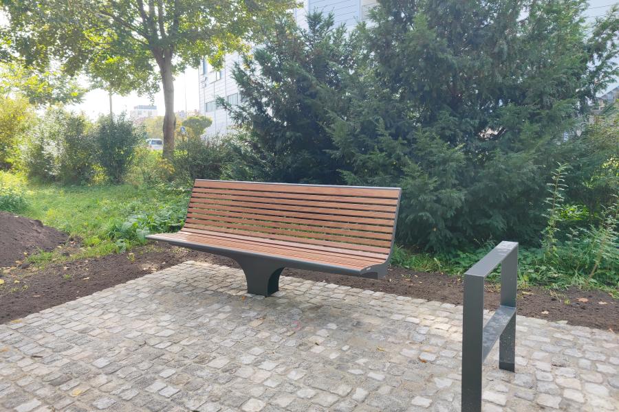 Eine Bank am Geh-/Radweg Wiesenstraße