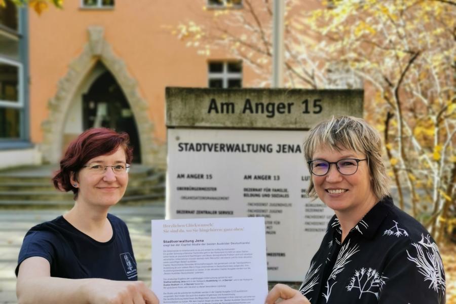 Zwei Frauen halten eine Urkunde