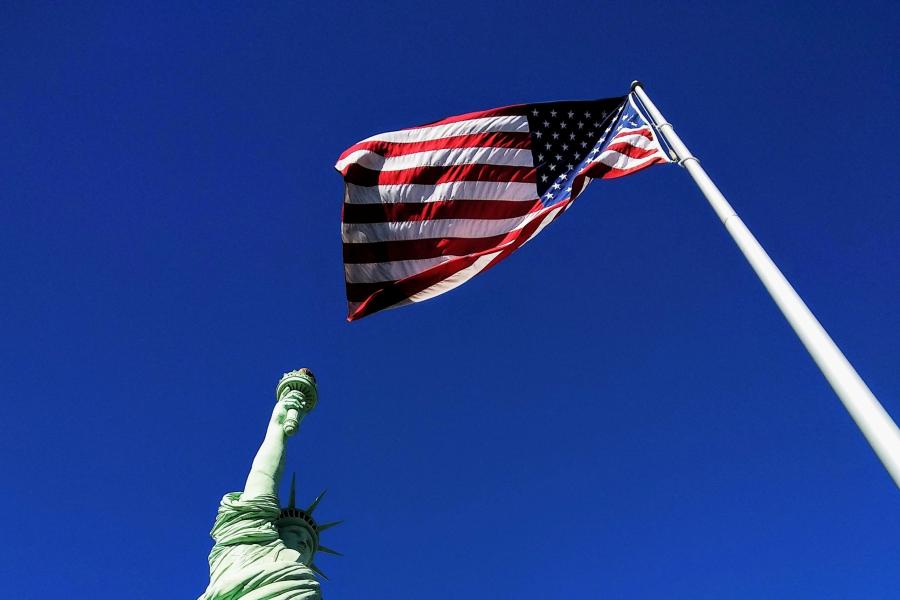 Freiheitsstatur und US-Flagge