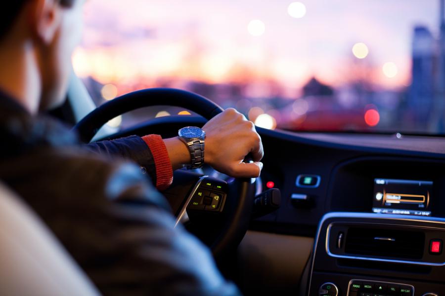 Hand am Lenker eines Autos
