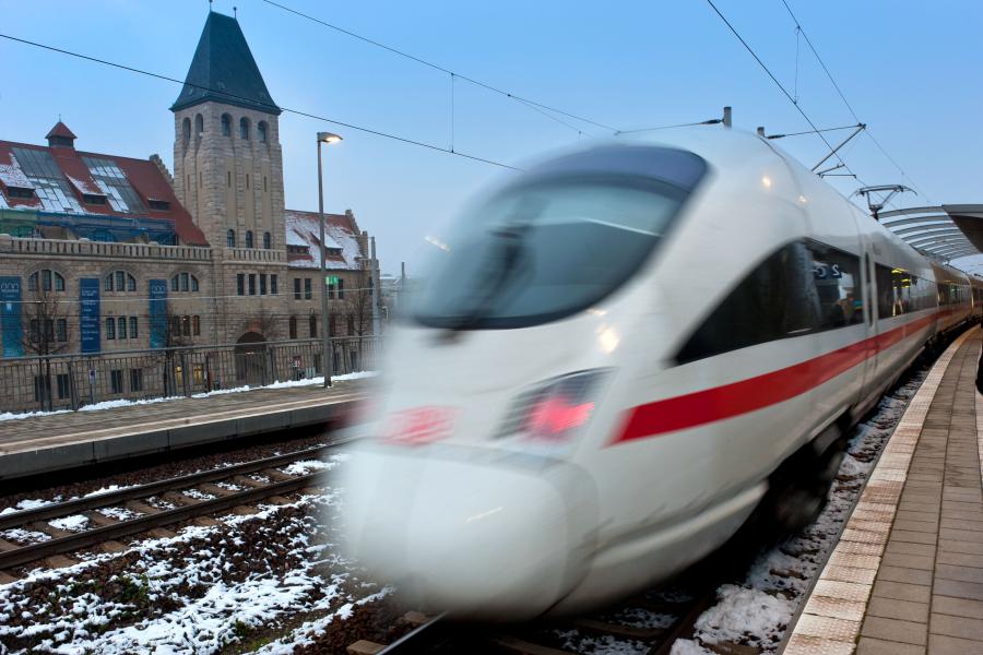 Volksbad von Außen - ICE im Vordergrund