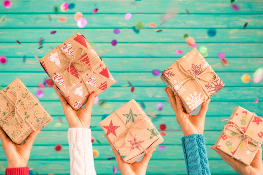 Kinderhände halten Weihnachtsgeschenke