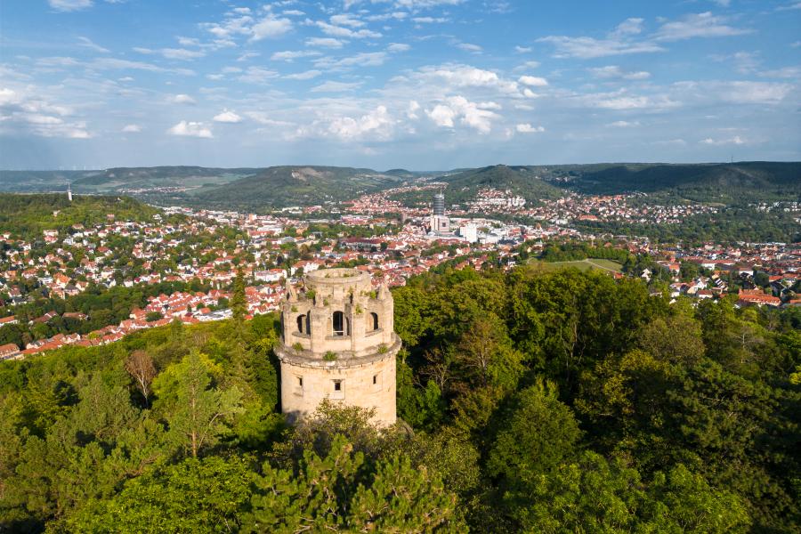 Ein Luftbild der Stadt Jena, im Vordergrund der Bismarck-Turm