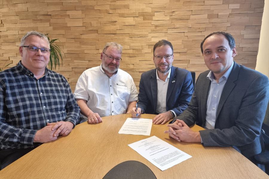 v.l.: Schatzmeister Tobias Zeilinger und Vorsitzender Holger Eismann vom Regionalverband  der Kleingärtner sowie OB Thomas Nitzsche und Bürgermeister Christian Gerlitz