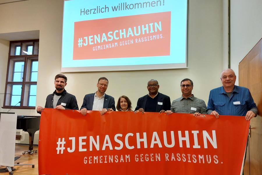 Gruppenbild: Von links: Moderator Alexander Krampe, Oberbürgermeister Dr. Thomas Nitzsche, Rea Mauersberger, Dr. Daniel Egbe, Seyed M. R. Nazari (alle drei vom Migrations- und Integrationsbeirat) und Integrationsmanager Andreas Amend. 