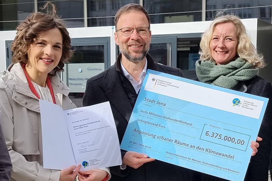 Offizielle Übergabe der Fördermittel durch die parlamentarische Staatssekretärin für Wohnen, Stadtentwicklung und Bauwesen Elisabeth Kaiser (l.) an Oberbürgermeister Dr. Thomas Nitzsche plus  FSU-Vizepräsidentin für Studium und Lehre Prof. Dr. Karina Weichold