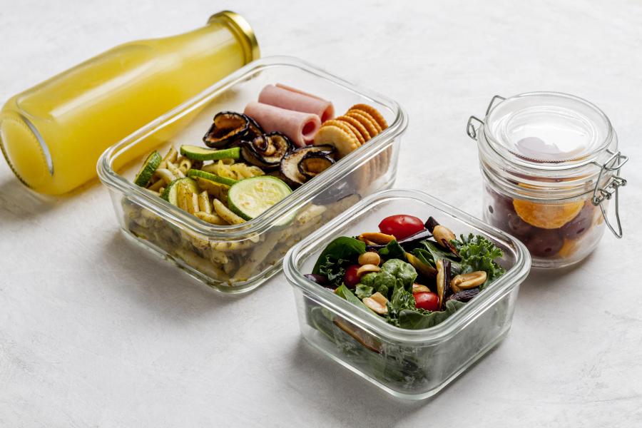 Saftflasche und verpacktes Essen in Glas-Behältnissen.
