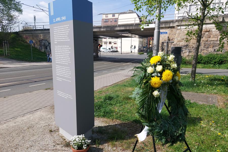 Gedenkstele und Kranz an der Camsdorfer Brücke zum Gedenken an den Todesmarsch 1945