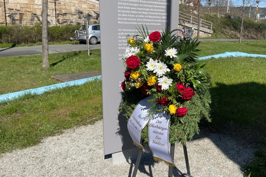 Gedenkstele zum Todesmarsch in Jena mit Kranz