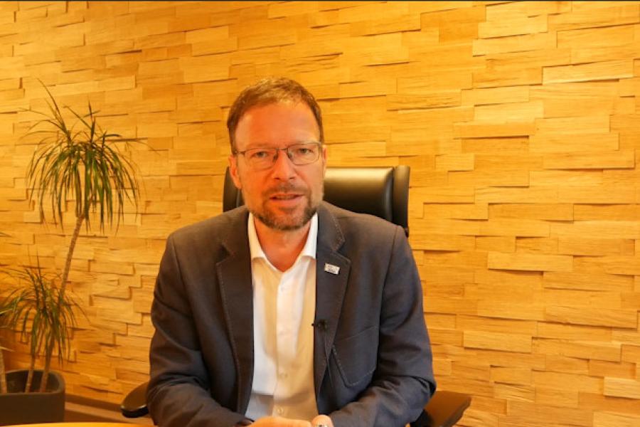 Oberbürgermeister Thomas Nitzsche sitzt auf einem Stuhl in seinem Büro und spricht.
