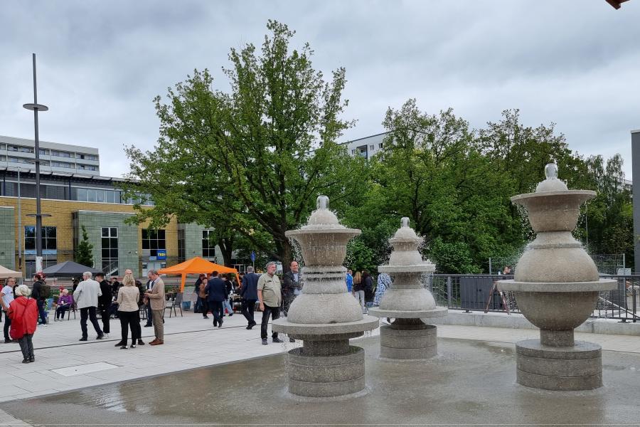 Der Vorplatz des Jugendzentrums "Westside" mit dem Kegelbrunnen.