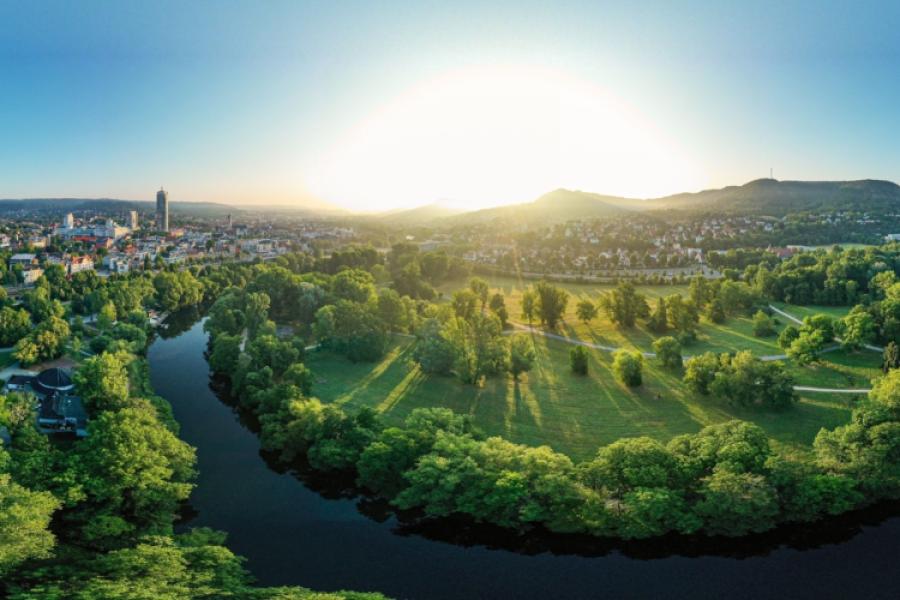 Panorama von Jena mit Blick auf das Paradies und die Saale