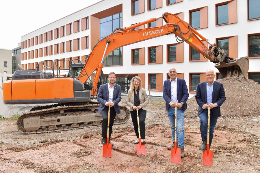 Dr. Thomas Nitzsche, Beate Wachenbrunner, Prof. Dr. Ulrich S. Schubert und Prof. Dr. Georg Pohnert (v.l.) beim ersten Spatenstich des neue Gründerzentrums „lab2fab“