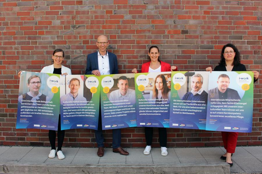 Gruppenfoto mit Plakaten