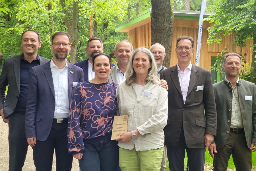 Ines Flade (4.v.r.) und Stefanie Schröder (4.v.l.) vom Verein Waldkinder Jena e.V. erhielten den Deutschen Waldpädagogikpreis der Schutzgemeinschaft Deutscher Wald (SDW) u.a. im Beisein von Bernhard Stengele (5.v.l.), Umweltminister Thüringens