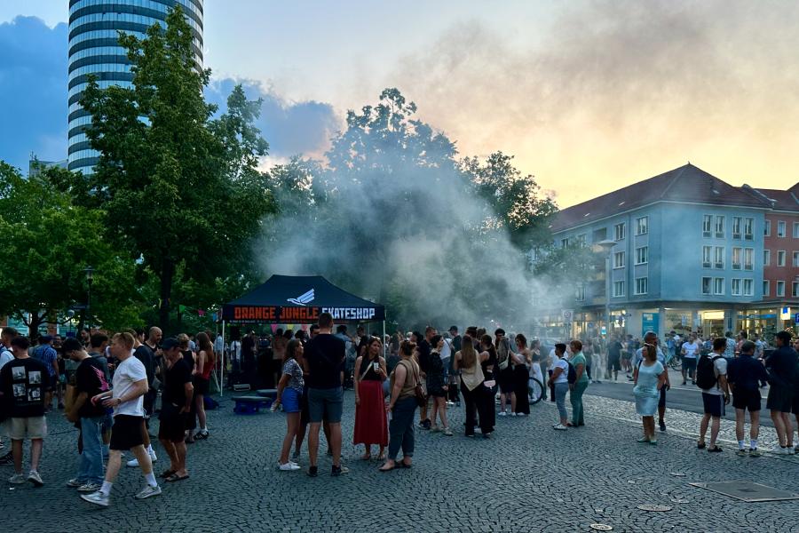 Menschen n der Stadt feiern eine Party