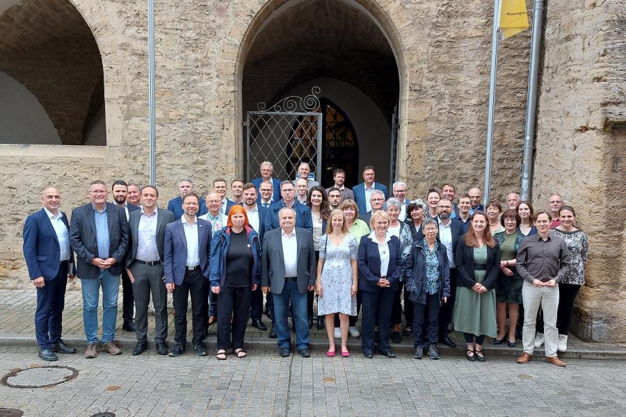 Die Mitglieder des neu gewählten Jenaer Stadtrates stehen vor dem Historischen Rathaus
