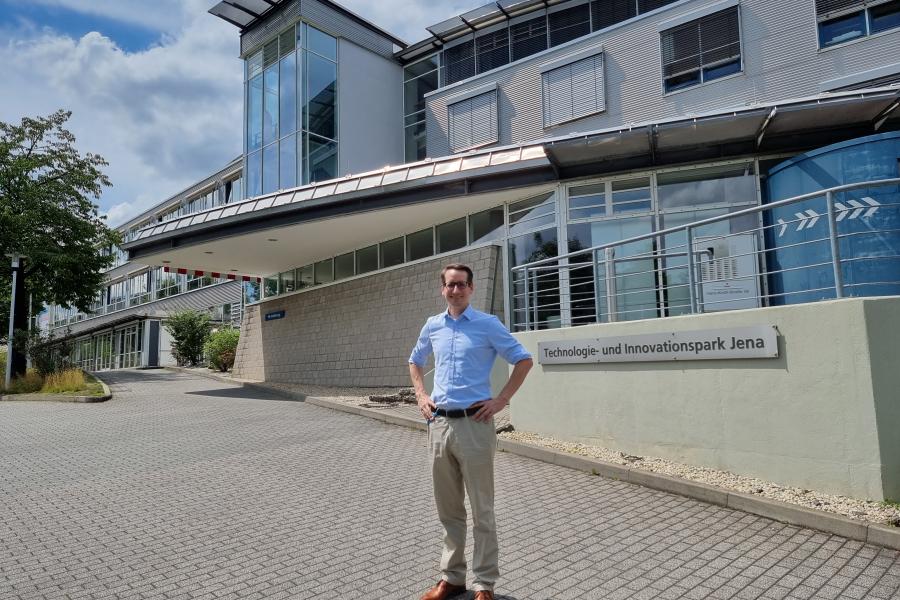 Dr. Thomas Ganz steht vor dem Gebäude des Technologie- und Innovationsparks Jena