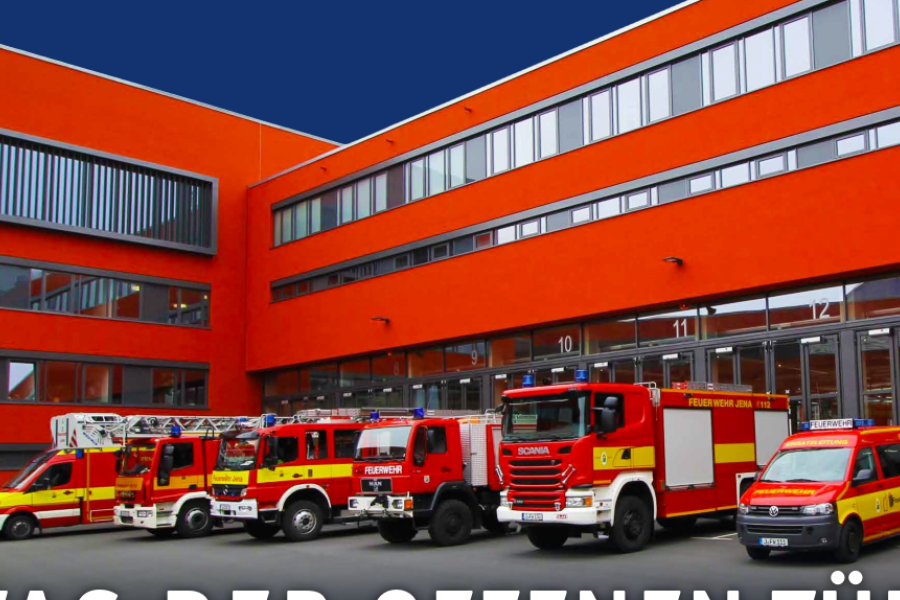Feuerwehrfahrzeuge vor Halle
