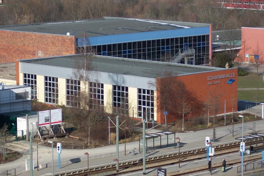 Blick auf die alte Schwimmhalle in Lobeda West