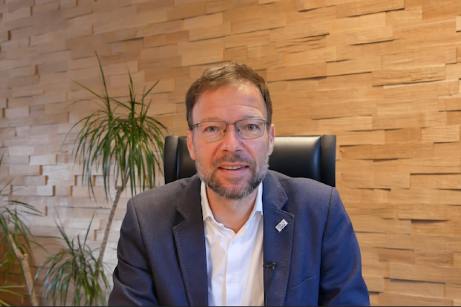 Oberbürgermeister Thomas Nitzsche spricht in eine Kamera