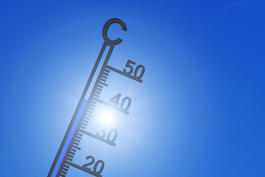 Thermometer vor blauem Himmel