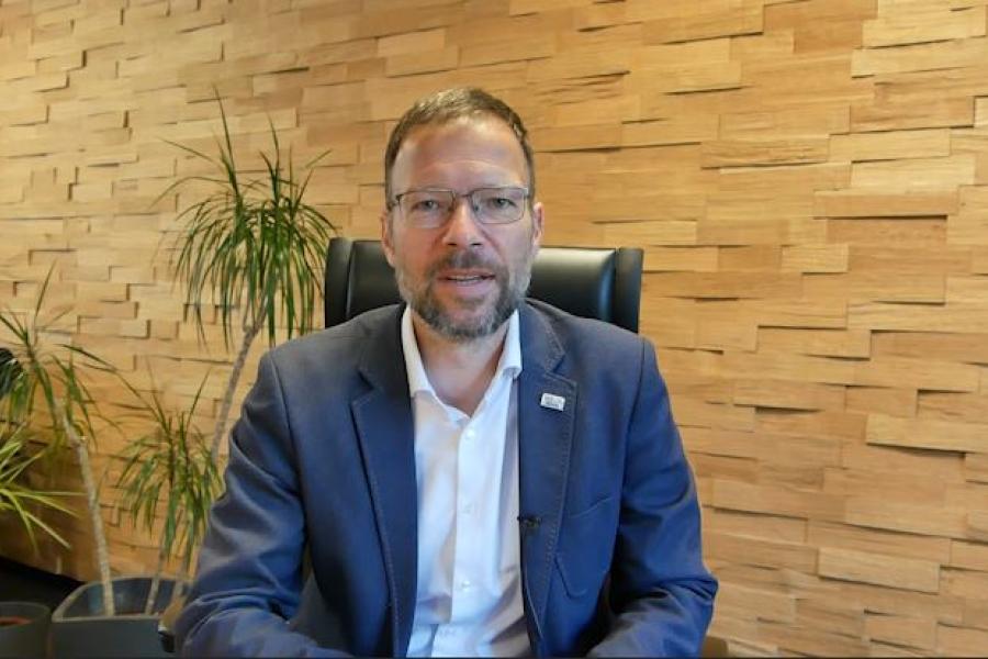 OB Thomas Nitzsche lacht in die Kamera
