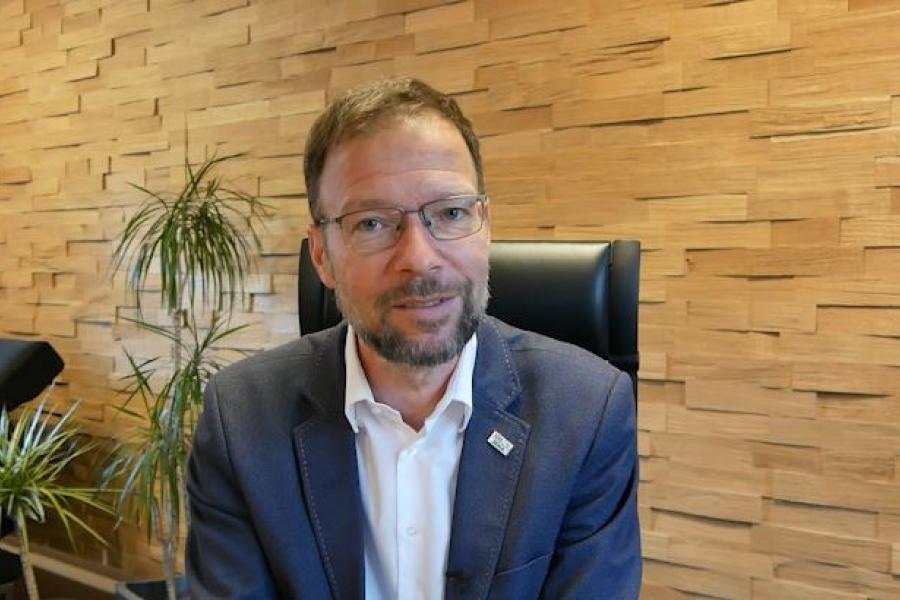 Screenshot des Wochenvideos: Oberbürgermeister Thomas Nitzsche blickt in die Kamera.