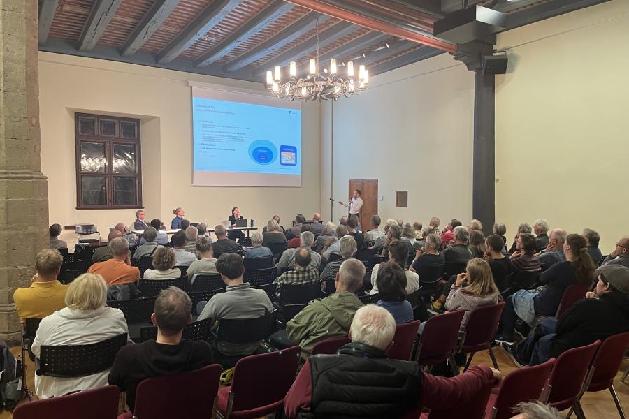 Gute besuchte Rathausdiele beim BürgerEnergie-Treff am 19.09.2024 in Jena