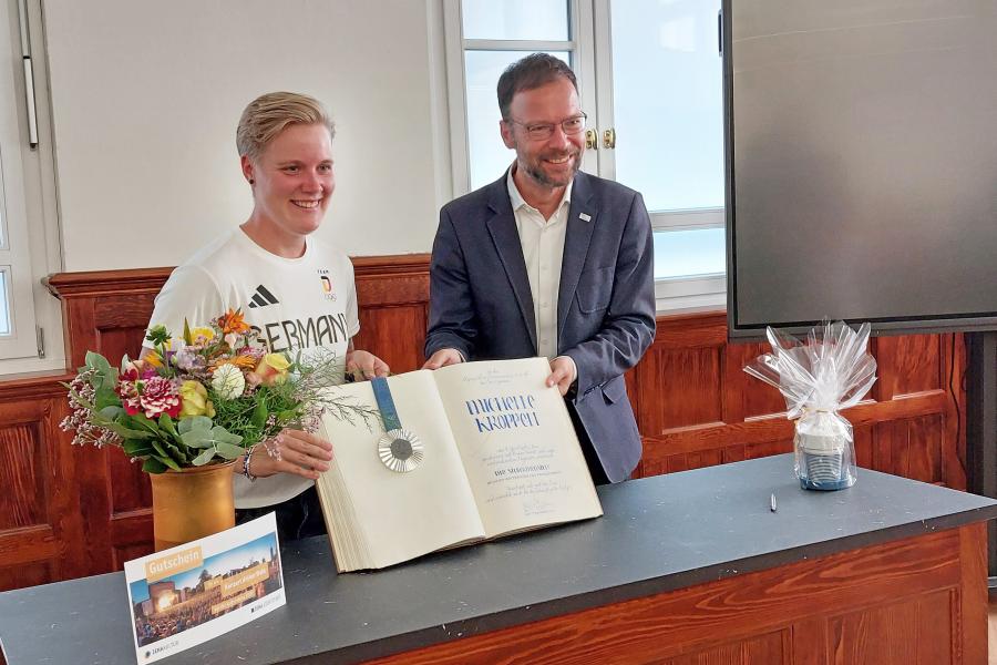 Michelle Kroppen und Oberbürgermeister Dr. Thomas Nitzsche