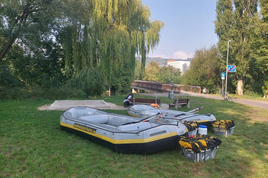 Zwei Schlauchboote sind auf einer Wiese neben der Griesbrücke in Jena abgelegt
