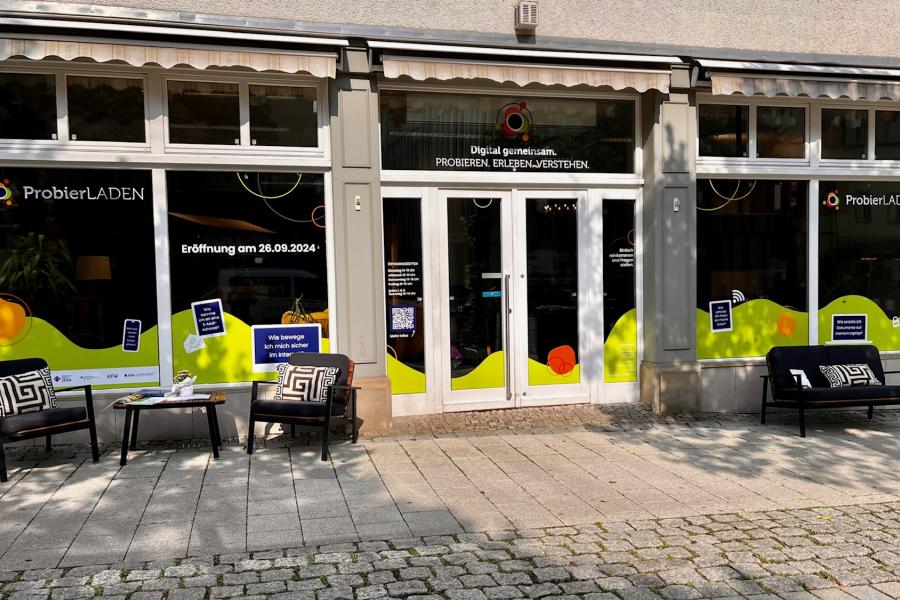 Bild zeigt einen Laden mit großen Fenstern und Sofas davor. Es ist der ProbierLaden Jena.