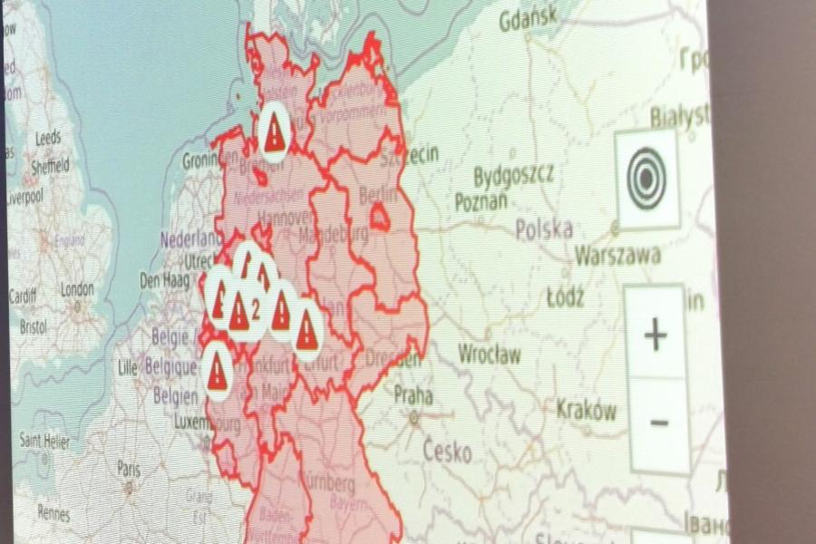 Anblick der MOWAS Warnapp, bei der die Deutschöandkarte rot gefärbt ist, weil Warnungen eingehen