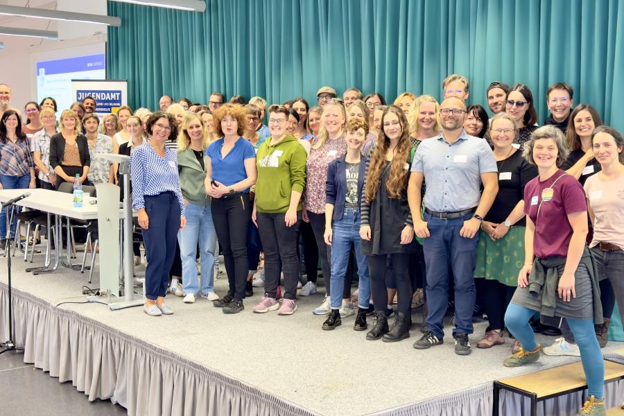 Viele Menschen auf einer Bühne